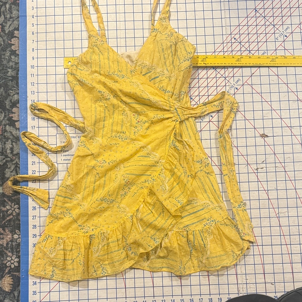 Betsey Johnson vintage pretty yellow Floral Wrap Dress ruffle M adjustable